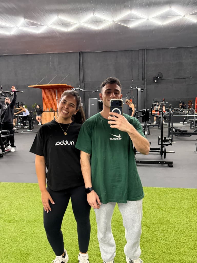 Juanbi mentorando a una paciente en el gimnasio