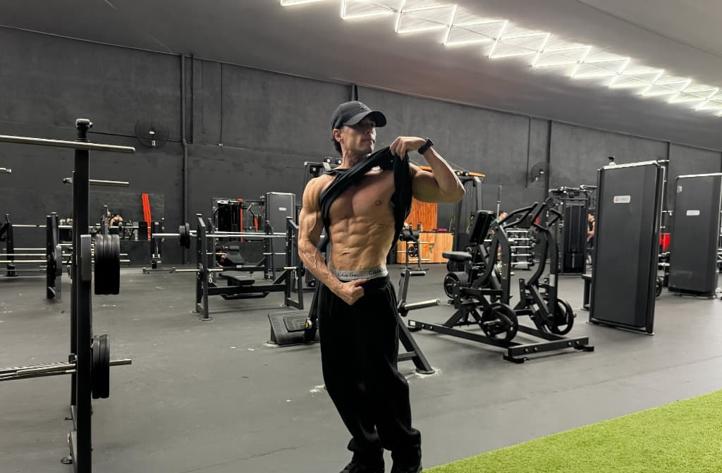 Juambi Saldaña físico en el gimnasio
